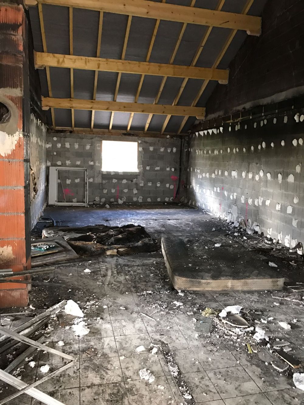 Bâtiment endommagé avant travaux de rénovation complète – Projet de transformation et réhabilitation par AK Rénovation dans le Pays de Gex